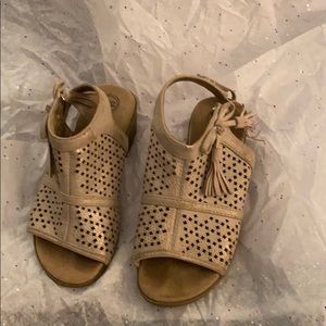 Wander nation girls sandals.